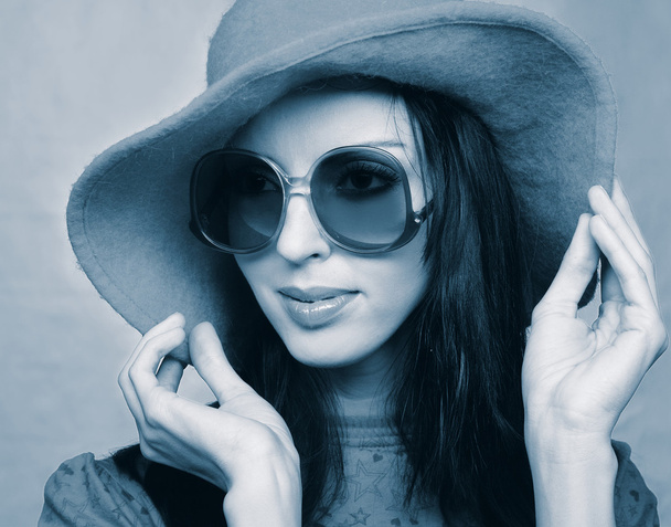 Vintage woman in sunglasses and  hat - Fotoğraf, Görsel