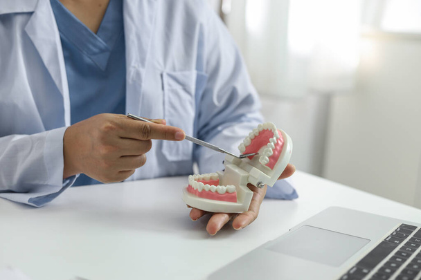 Fogorvos vizsgálja a betegfogak orvosi kezelés fogászati klinikán - Fotó, kép
