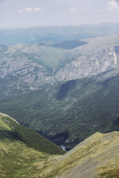Kilátás a Karaturek hágóról. Mountain Altai nyári táj, Oroszország.  - Fotó, kép