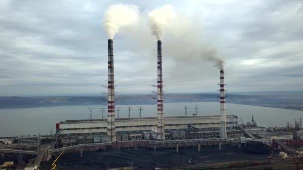 Luftaufnahme von hohen Schornsteinen mit grauem Rauch aus Kohlekraftwerken. Stromerzeugung mit fossilen Brennstoffen. - Filmmaterial, Video