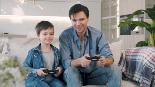 Padre e hijo jugando videojuego - Imágenes, Vídeo