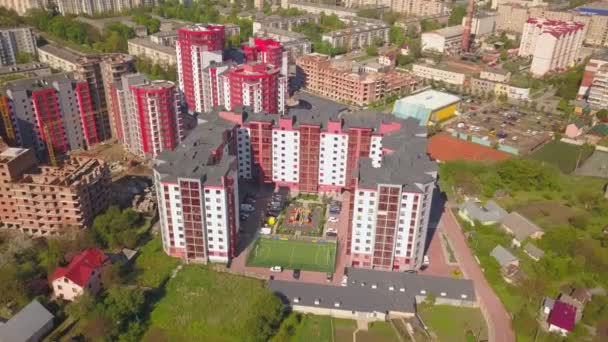 Luchtfoto van nieuwe flatgebouwen in aanbouw in een stad. - Video