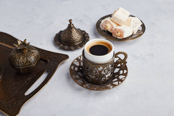 Turecká kávová souprava podávaná s lokem v kovovém podnose. Kvalitní fotografie - Fotografie, Obrázek