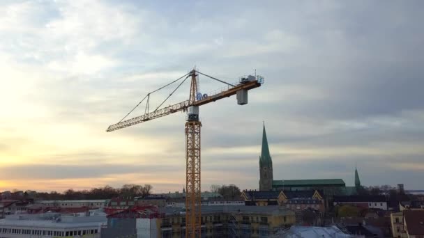 Widok z lotu ptaka na plac budowy nowego budynku mieszkalnego żuraw wint tower. - Materiał filmowy, wideo