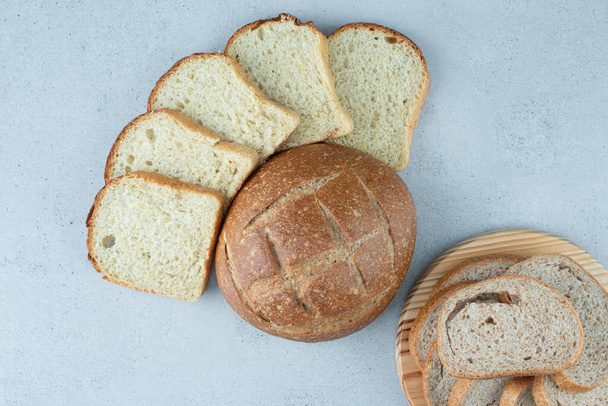 Auswahl an selbstgebackenem Brot auf Steingrund. Hochwertiges Foto - Foto, Bild