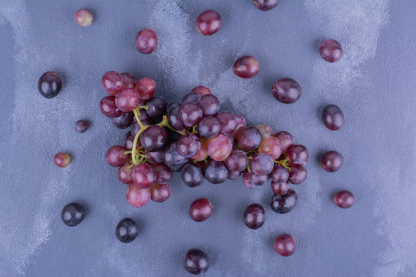 uvas frescas maduras en el fondo. vista superior. - Foto, Imagen