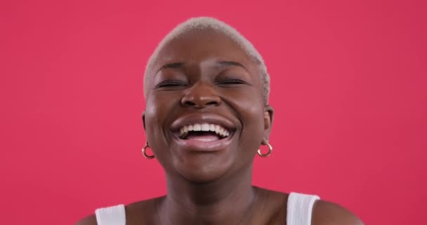 Γυναίκα γελάει πάνω από το κόκκινο φόντο - Πλάνα, βίντεο
