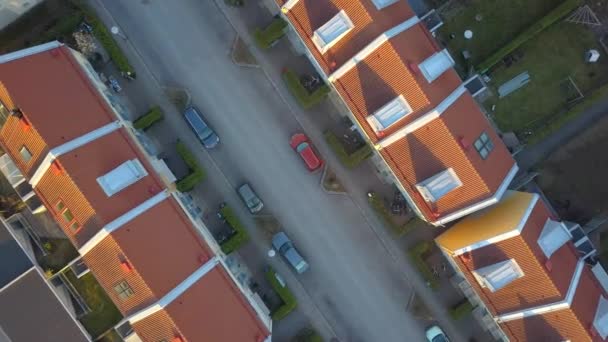 Luchtfoto van voorstedelijk gebied met woonhuizen en geparkeerde auto 's. - Video