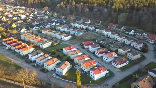 Αεροφωτογραφία της προαστιακής περιοχής με κατοικίες. - Πλάνα, βίντεο