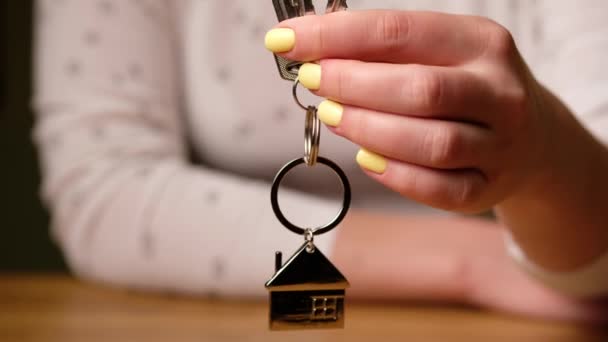 Frau hält Schlüssel aus neuem Haus Familie kauft ein Haus oder eine Wohnung. - Filmmaterial, Video