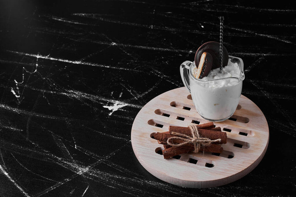 homemade cookies with cream  on a black background - Valokuva, kuva