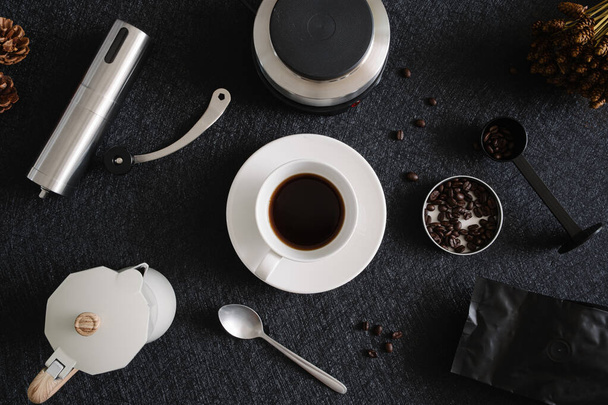 taza de café y moka olla sobre fondo de mesa negro en la sala de cocina, cafetería. - Foto, imagen