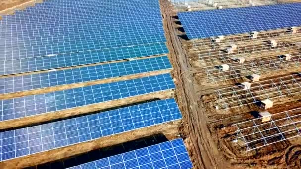 Установка солнечных панелей на экологической электростанции. - Кадры, видео