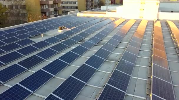 Paneles solares en la parte superior del techo del edificio residencial para la producción de electricidad ecológica verde. - Imágenes, Vídeo