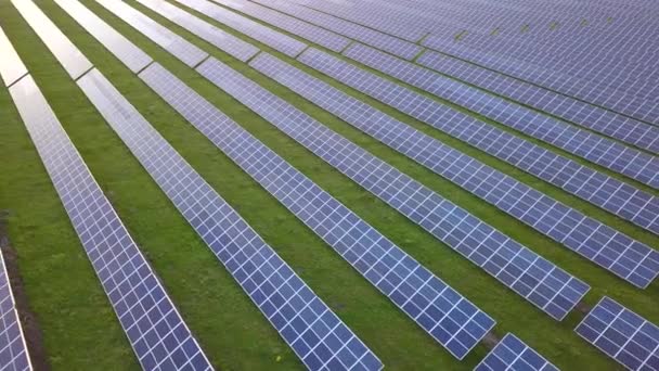 Αεροφωτογραφία του πράσινου πεδίου με ηλιακούς συλλέκτες για παραγωγή ανανεώσιμης ηλεκτρικής ενέργειας. - Πλάνα, βίντεο