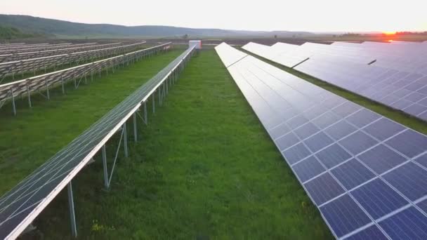 Zielone pole z panelami energii słonecznej do produkcji energii elektrycznej ze źródeł odnawialnych. - Materiał filmowy, wideo