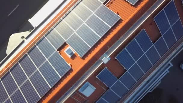 Солнечные батареи на крыше жилого дома для производства экологически чистой электроэнергии. - Кадры, видео
