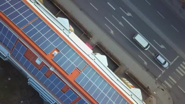 Солнечные батареи на крыше жилого дома для производства экологически чистой электроэнергии. - Кадры, видео