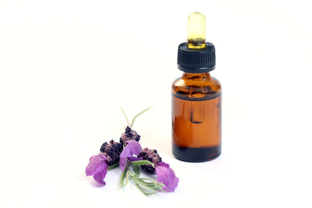 Flasche Lavendelöl und frische Lavendelblüten - Schönheitsbehandlung - Foto, Bild