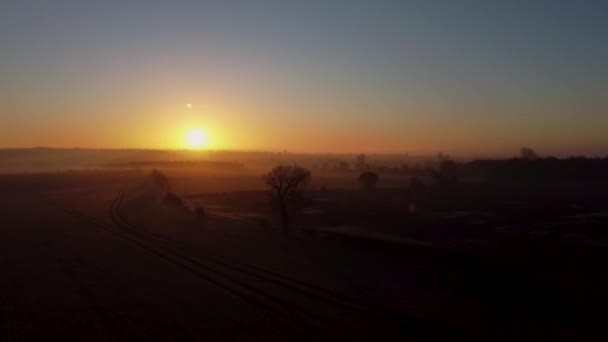 Nagranie ze wschodu słońca w mglisty poranek w wiejskiej części Suffolk, UK - Materiał filmowy, wideo