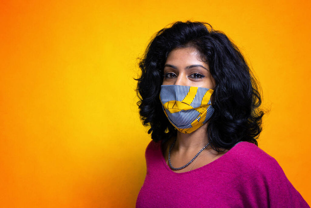 Belle jeune femme indienne posant avec la protection de masque covid 19 - Jolie fille Sri Lanka utilise la protection contre la grippe pandémique covid 19 - Photo, image