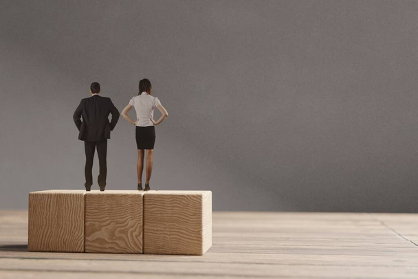 ミニチュアの男性と女性は、木製のブロックに立っている。男女平等の機会の概念. - 写真・画像