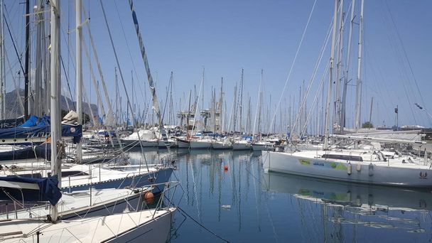 barcos atracados no porto de Palermo. Foto de alta qualidade - Foto, Imagem