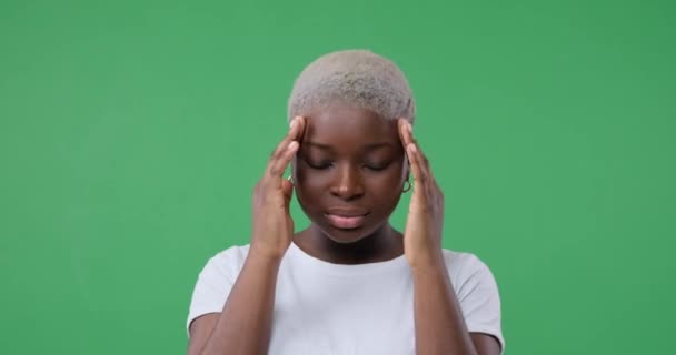 Vakavasta päänsärystä kärsivä nainen - Materiaali, video