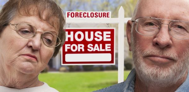 Depresi vedoucí pár Foreclosure znamení a dům - Fotografie, Obrázek