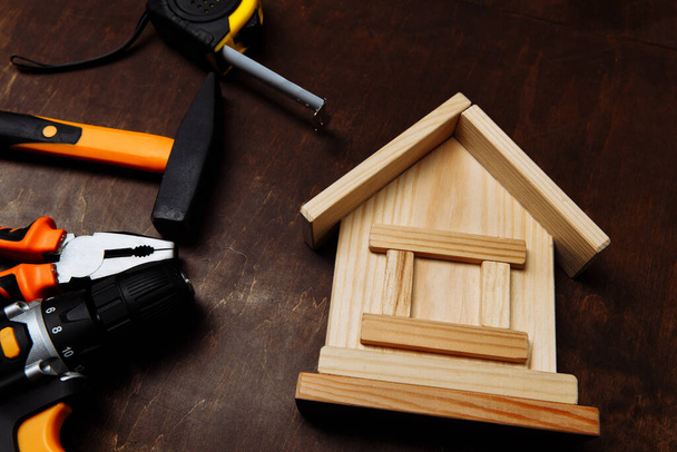 Set van verschillende gereedschappen voor reparatie en houten huis close-up. Bevestigingsconcept - Foto, afbeelding