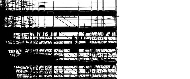 черный силуэт на белом фоне строительных лесов при строительстве зданий, строительстве зданий, архитектурных и инженерных работах - Фото, изображение