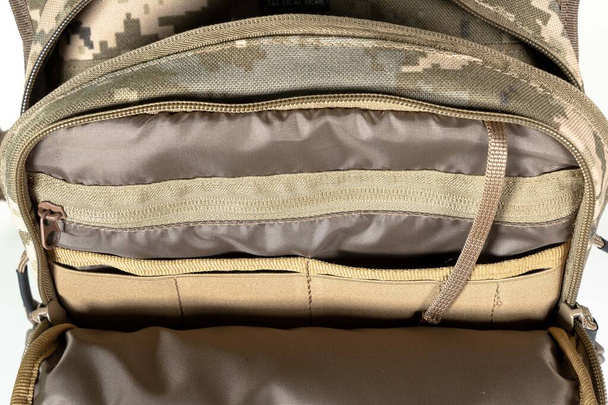 Bolso de hombro viaje militar, aislado sobre fondo blanco - Foto, imagen