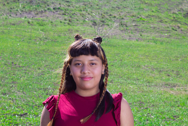 Portret pięknej latynoskiej dziewczyny przed zielonymi górami. meksykańska nastolatka - Zdjęcie, obraz