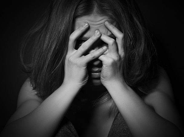 Frau in Depression und Verzweiflung weint, bedeckt ihr Gesicht auf bla - Foto, Bild