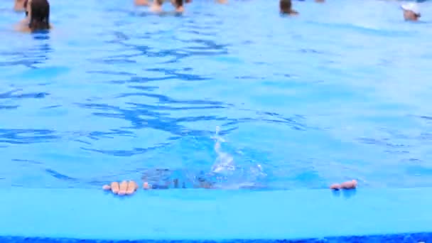 Dziecko w kostiumie kąpielowym i masce wodnej pływa w basenie parku wodnego. - Materiał filmowy, wideo
