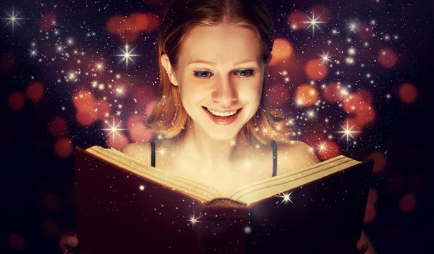 κορίτσι ανάγνωση μαγικό βιβλίο - Φωτογραφία, εικόνα