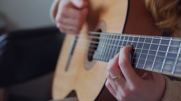 vrouw spelen gitaar close-up - Video