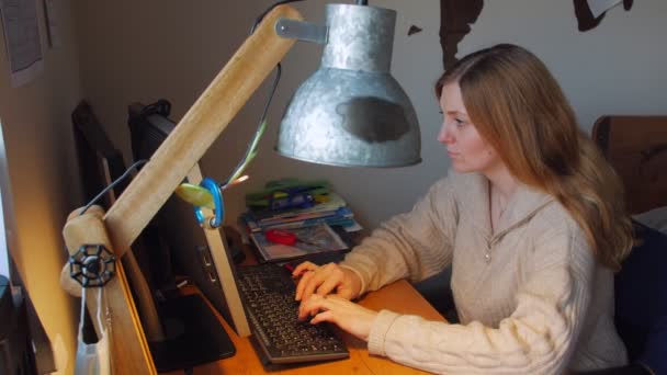 Mujer escribiendo en el ordenador - Imágenes, Vídeo
