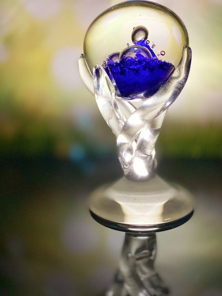 La copa de cristal iluminado se encuentra en el vidrio se puede ver el fondo - Foto, imagen