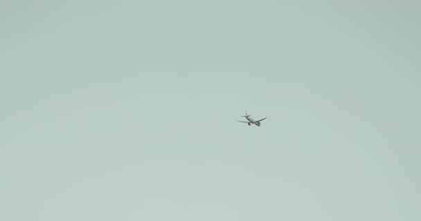 Filmación de un avión volando en cielos nublados - Imágenes, Vídeo