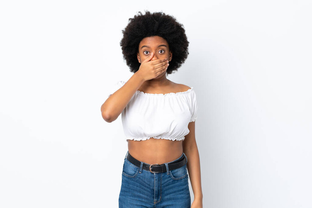 Νεαρή Αφροαμερικανή γυναίκα απομονωμένη σε λευκό φόντο που καλύπτει το στόμα με το χέρι - Φωτογραφία, εικόνα