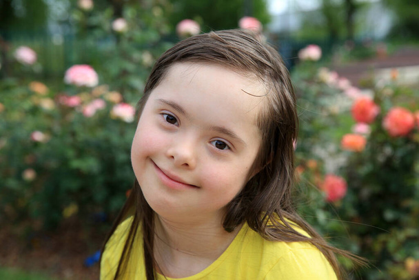 jong meisje op de achtergrond van rozen - Foto, afbeelding