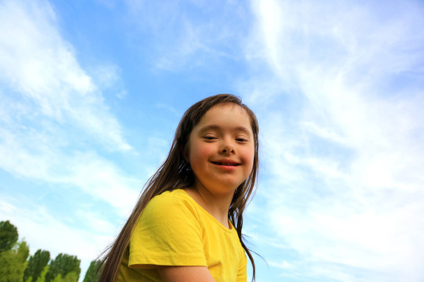 Gökyüzünün arka planında genç bir kız - Fotoğraf, Görsel