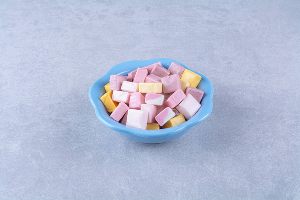 Egy kék mély tányér tele színes édességekkel Pastila. Kiváló minőségű fénykép - Fotó, kép