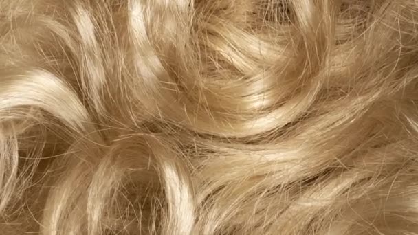 Yavaşça kıvırcık sarı saç arkaplanı - Video, Çekim