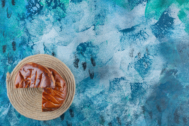 Snijd zoete gebak op een trivet, op de marmeren achtergrond. Hoge kwaliteit foto - Foto, afbeelding