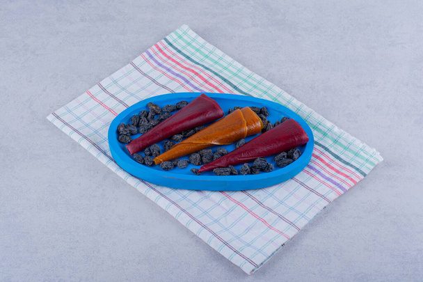 Prato azul de deliciosas polpas de frutas secas no fundo de pedra. Foto de alta qualidade - Foto, Imagem