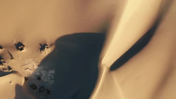 Зверху вниз повітря дюн в золотому світлі заходу сонця, безпілотник над мальовничим ландшафтом 4K
 - Кадри, відео