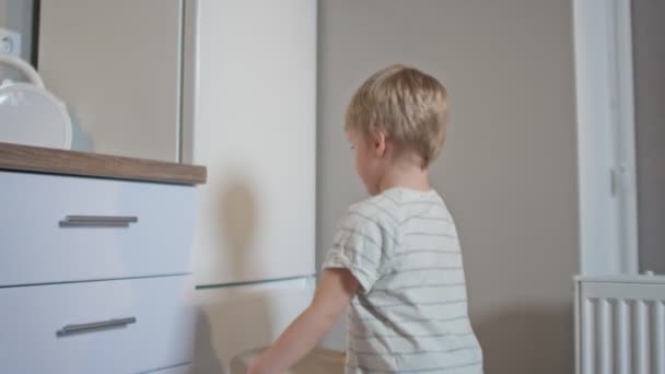 Kleine jongen opent de koelkast en neemt 's nachts yoghurt - Video