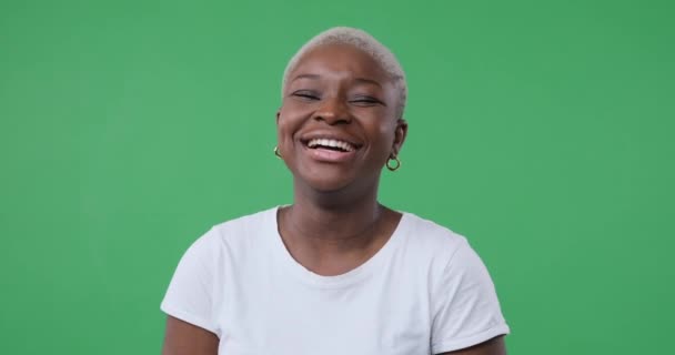 Γυναίκα γελάει πάνω από το πράσινο φόντο - Πλάνα, βίντεο